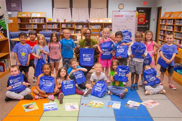 StephenHall_PR's tweet image. Via @officialsps: “Dr. Grenita Lathan distributes @Scholastic book bundles to SPS students in grades K-5 ahead of Explore summer learning, encouraging a love for reading” – tinyurl.com/y9hf5kn4. #ExploreSPS #SPSreadtosucceed