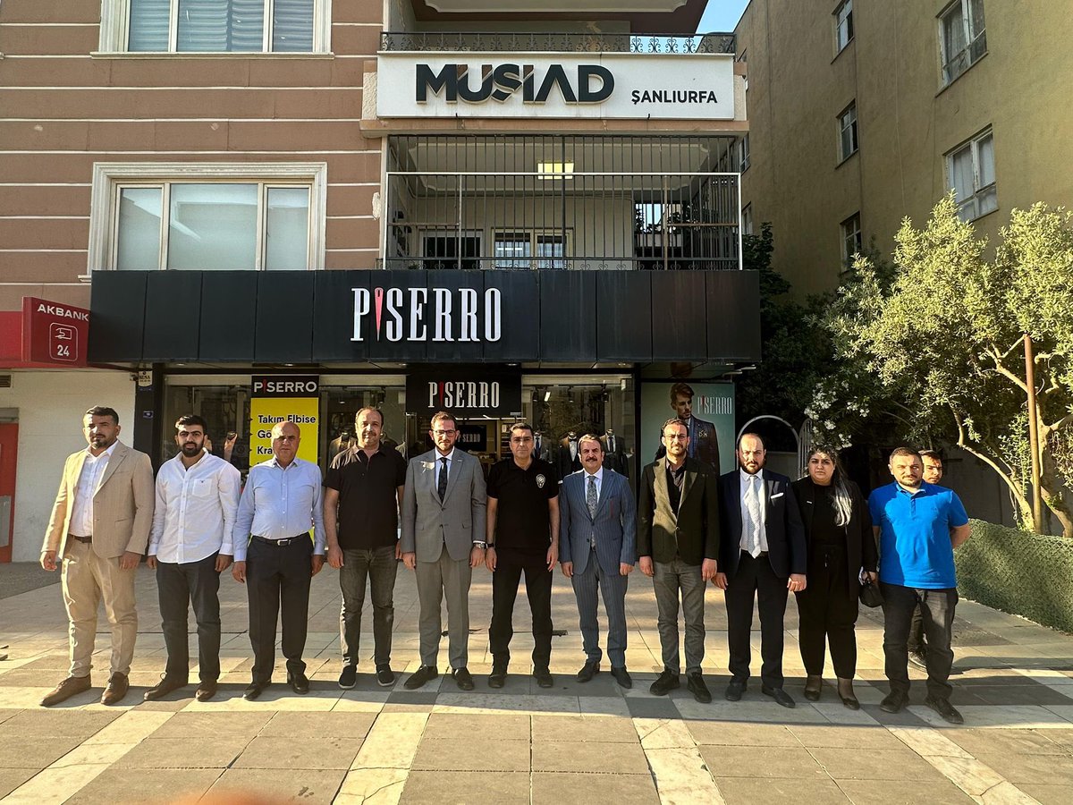 Şanlıurfa İl Emniyet müdürümüz sayın Atilla Aksoy beyi şubemizde ağırladık. 
 
Şehrimizin sosyoekonomik gelişimi adına istişarelerde bulunduğumuz verimli bir toplantı oldu. 

Emniyet müdürümüze nazik ziyaretlerinden ötürü teşekkür ederiz.