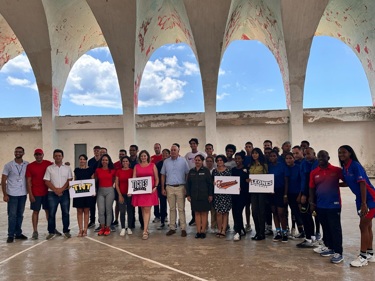 Gerardo Peñalver Portal (@gerardopportal) on Twitter photo Los trabajadores de <a href="/CubaMINREX/">Cancillería de Cuba</a> somos genuinamente cubanos y apostamos con todo por #Cuba: se nos puede encontrar en las oficinas y salones haciendo ciencia, dialogando sobre el reforzado bloqueo de EEUU o jugando al hoy llamado Beisbol 5.
Instantáneas de este 20 de mayo. Los trabajadores de <a href="/CubaMINREX/">Cancillería de Cuba</a> somos genuinamente cubanos y apostamos con todo por #Cuba: se nos puede encontrar en las oficinas y salones haciendo ciencia, dialogando sobre el reforzado bloqueo de EEUU o jugando al hoy llamado Beisbol 5.
Instantáneas de este 20 de mayo.