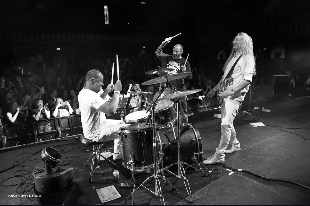 2 of the final 3 INTHEWHALE shows are happening this upcoming weekend. We are down to the wire, folks! We'll be where the corn lives on Friday and Saturday. 

Fri - Lincoln, NE - Zoo Bar 

Sat - Davenport, IA - Raccoon Motel 
Tickets: shorturl.at/9jKEC

📸 George Blosser