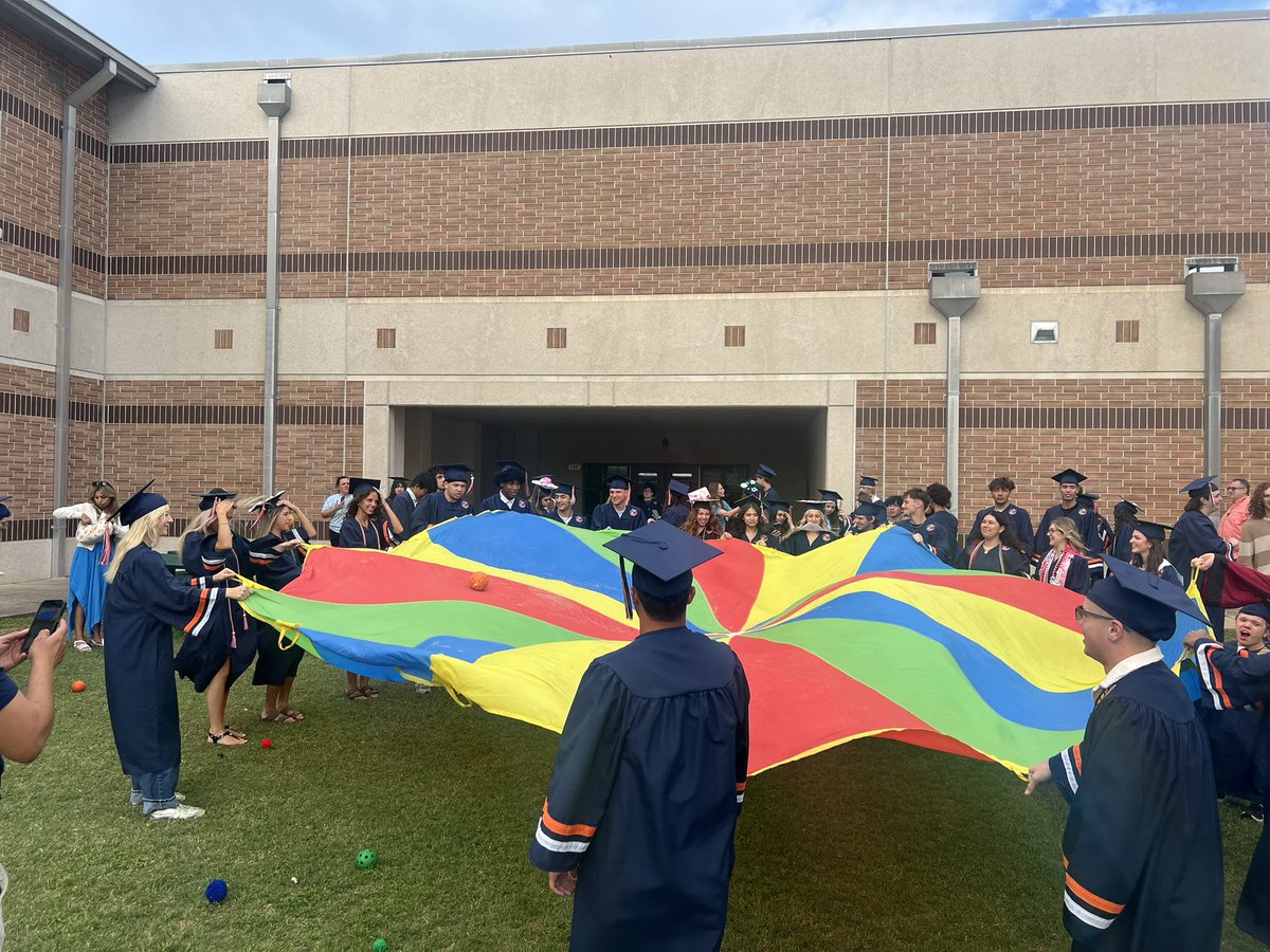 What a great morning celebrating our former Plain students who are graduating! Even Seniors love playing with the parachute 🥳🤗

Congrats to the Class of 2025! #1LISD