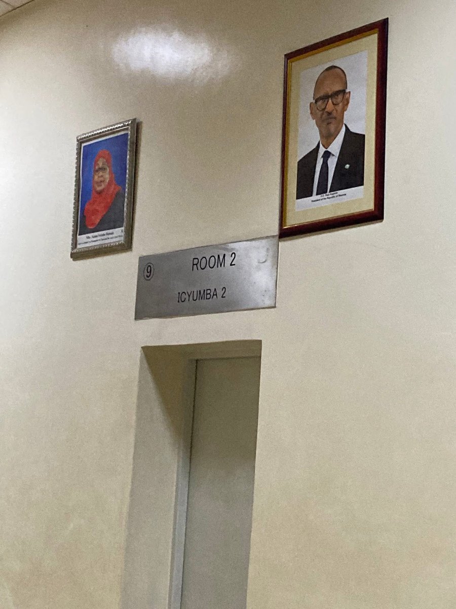 Je suis très étonner de voir comment le Service de Migration Tanzanien traite les Congolais à la frontière de RUSUMO,c’est une corruption a ciel ouvert,j’ai passer plus de 6 heures dans leurs locaux comme un détenu,
La seule faute que j’ai commis est d’avoir un passeport