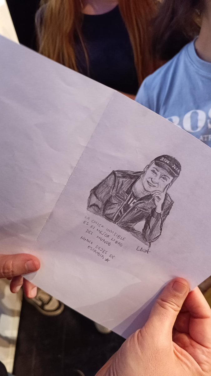 Encuentro iMA en Tomares 
Esta mañana, alumnos y alumnas de los Institutos del Aljarafe junto a sus profesoras, personal de la biblioteca y acompañadas por los políticos han participado en el Encuentro de Jóvenes Lectores de la Red de Bibliotecas BiMA con el escritor Blue Jeans.