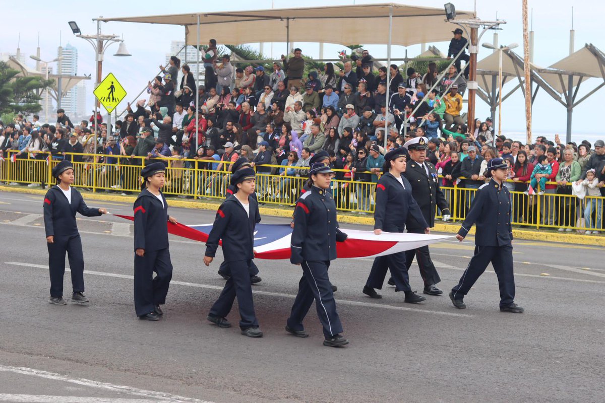 Como cada año, Iquique protagoniza un emocionante desfile para conmemorar el Combate Naval. Mi saludo y felicitaciones a las delegaciones, Fuerzas Armadas y a todos quienes mantienen viva la identidad y tradición de nuestra historia 🇨🇱 ❤️