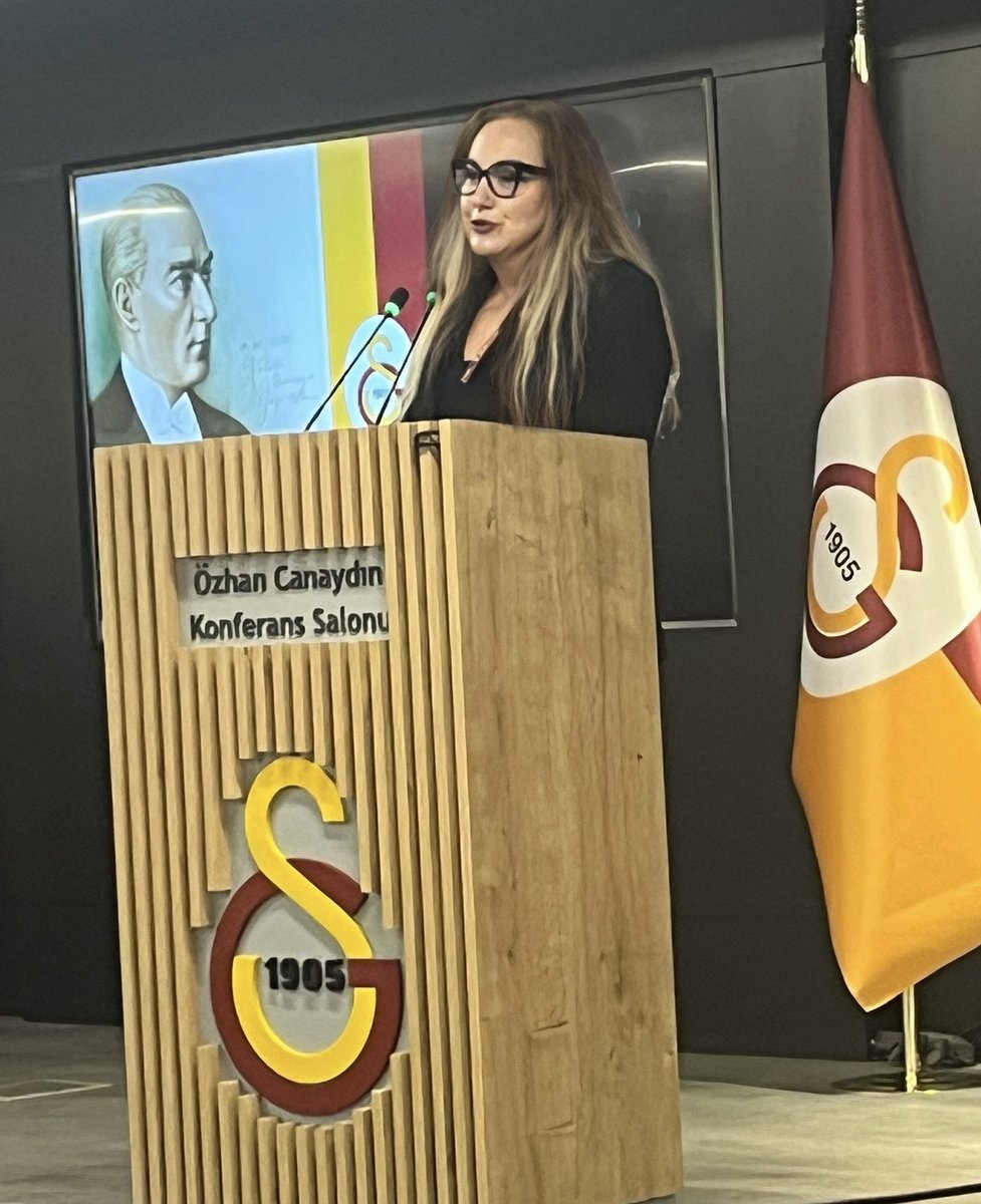 BanuDalaman's tweet photo. 🏛️ Bugün Galatasaray Spor Kulübü Divan Kurulu’nda ilk konuşmamı yapmanın gururunu yaşadım.
🎉 25. şampiyonluğumuzu kutladık, Türk futbol tarihinde 5. yıldızı takan ilk kulüp olmanın haklı gururunu paylaştık. Bu tarihi başarının tüm emektarlarını yürekten tebrik ediyorum.
👩‍🎓 Akademisyen kimliğimle, kadın futbolunun toplumsal etkilerini ve Galatasaray Kadın Futbol Takımı’nın bu alandaki öncü rolünü anlattım. Yakın zamanda yayımlanan akademik çalışmamda, doğu illerinde kadın futbolunun erken yaşta evliliklerin önlenmesi ve toplumsal dönüşümdeki gücünü ortaya koydum.
⚽ Kadın futbolunun hâlâ amatör statüde olması önemli bir sorun. Galatasaray’ın bu alanda da öncü rol üstlenerek profesyonelleşme sürecini desteklemesi gerektiğini düşünüyorum.
💛❤️ Kadın futboluna yapılacak her yatırım, sadece spor değil, toplumsal gelişim anlamına da gelir. Galatasaray bu vizyonun öncüsü olabilir, olmalıdır.
#Galatasaray #KadınFutbolu #DivanKurulu #ToplumsalEşitlik #Akademi #25Şampiyonluk #5Yıldız