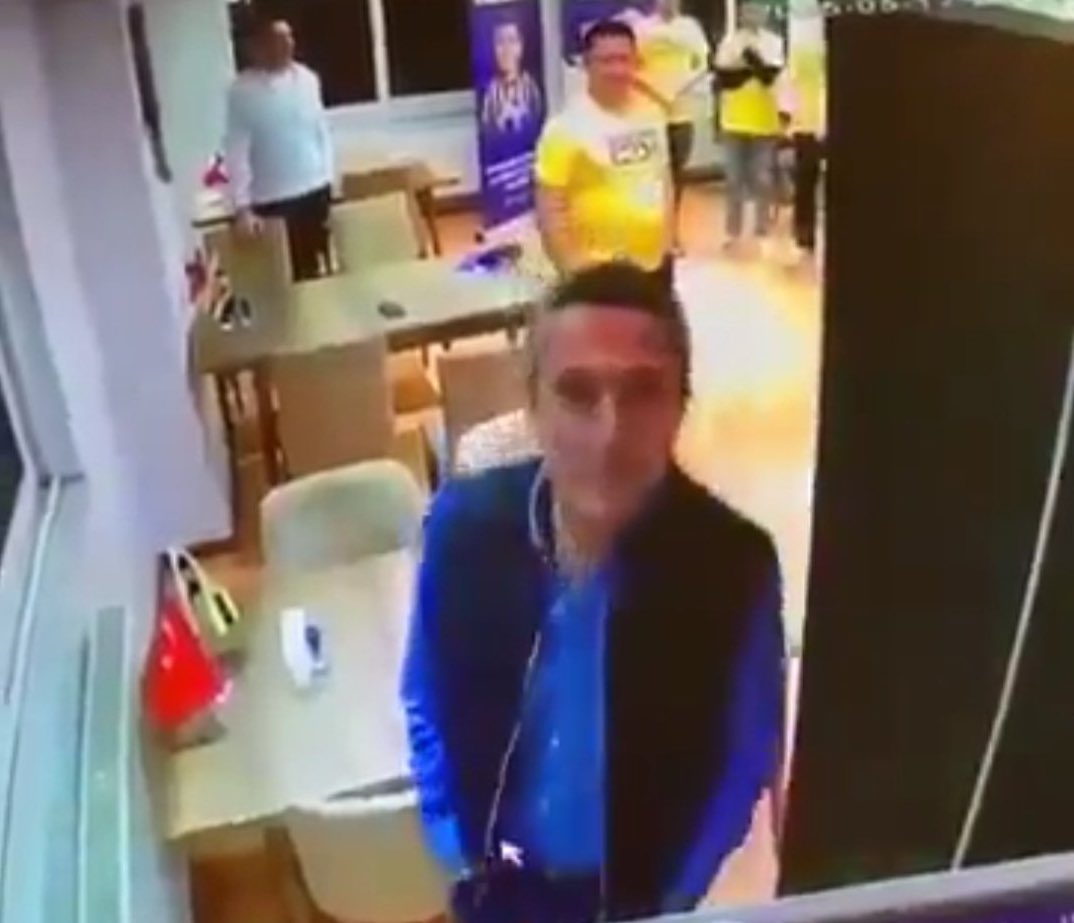 🧵Dunning-Kruger Sendromu ve Ali Koç Üzerine FLOOD

Başarı sadece para ve soyadıyla gelmez. Kendisini çok zeki sanan ama yeterli donanıma sahip olmayan insanlar en büyük hataları yapar.

Bu duruma “Dunning-Kruger Sendromu” denir. Ve bu hikâyede bir başkan var…

👇