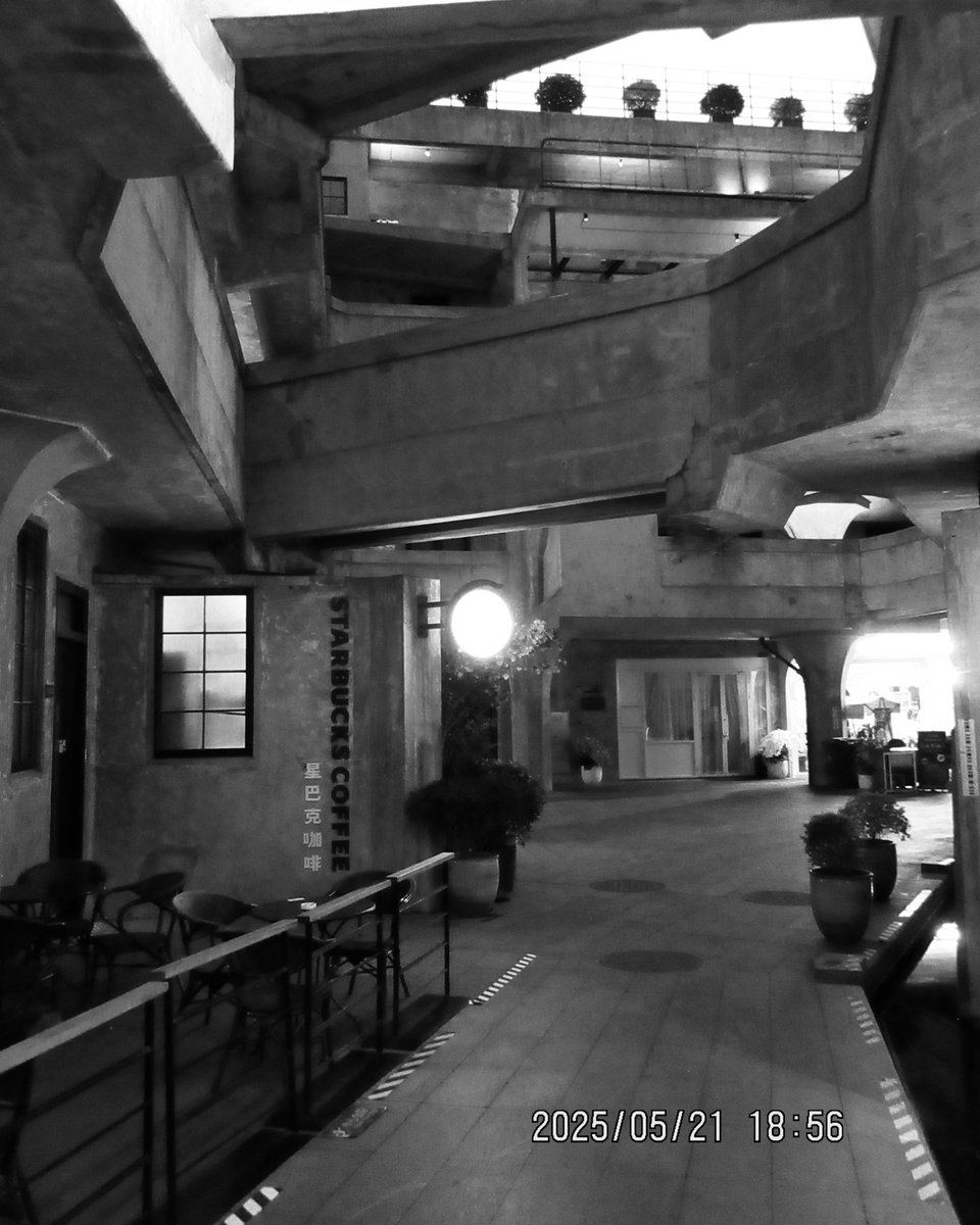 deankissick's tweet photo. I walked into the most beautiful Starbucks and they were playing Aphex Twin. https://t.co/ionDImzXEO