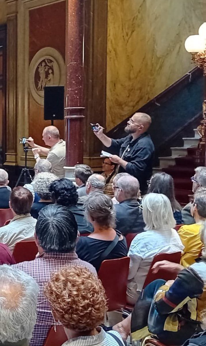 psiborn's tweet photo. S'ha presentat l'Associació 17A, sense que els partits espanyols hi hagin assistit, ells saben per què. Sobtava també l'escassíssima presència de partits catalans, cap membre important. El poble, en canvi, té certeses i vol saber la veritat. Per això, la #GentDeBarcelona hi era. https://t.co/7VZRnwFonD