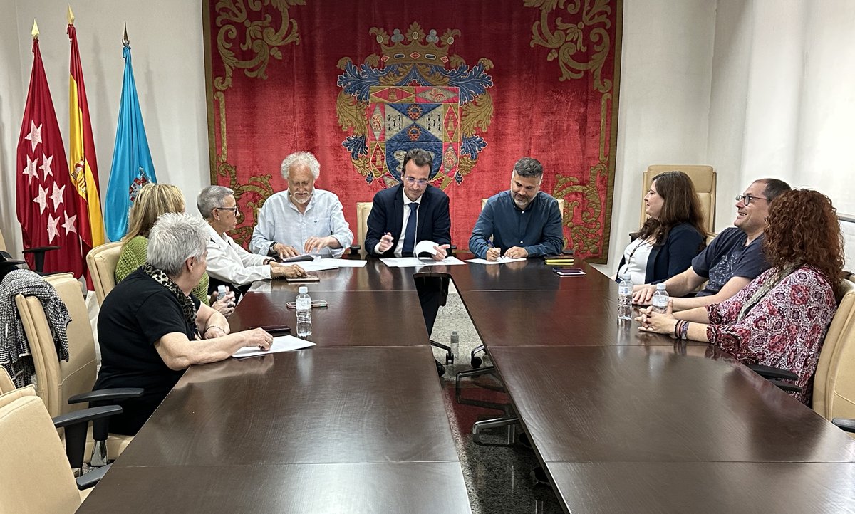 AytoLeganes's tweet photo. ▶️ El Gobierno PP-ULEG firma un acuerdo con la Federación Local de Asociaciones Vecinales @flav_leganes para realizar inversiones que transformarán #Leganés
➡️ Incluye obras e infraestructuras en el municipio, además de la compra de libros e instrumentos
🎙️ “Arreglar aceras o aumentar papeleras y bancos no es una cuestión ni de derechas ni de izquierdas", @marecuencopp
🎙️ “Es un acuerdo histórico y un toque de atención para aquellos que renuncian a hacer política para sólo hacer boicot”, @CarlosULEG
🎙️ "Todo son reivindicaciones de los vecinos que el Ayuntamiento ha aceptado y esperemos que los grupos políticos lo apoyen ahora en el Pleno”, Fidel Gozalo, presidente FLAV
⬇️Todo el ACUERDO⬇️
📲https://t.co/TYZFQWsZeT