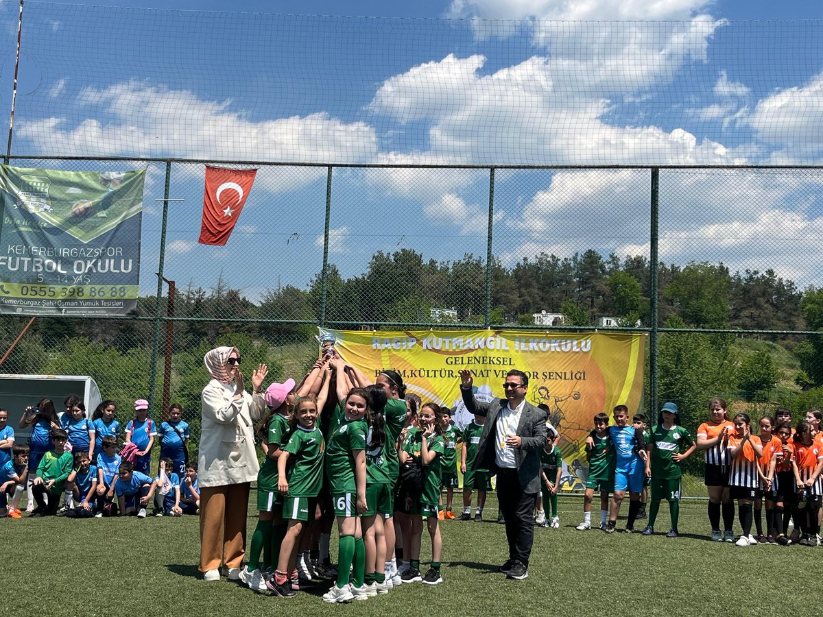 Ragıp Kutmangil İlkokulu Eyüpsultan (@ragipkutmangil) on Twitter photo .
🏅🏆TURNUVALARIMIZDA 2. GÜN🏅🏆
Turnuvalarımızda bugün 4. Sınıf öğrencilerimiz kıyasıya mücadele etti. Şampiyonlarımıza kupa ödüllerini Eyüpsultan İlçe Milli Eğitim Müdürü Sayın @_zelihayldz_ takdim etti.
<a href="/tcmeb/">Millî Eğitim Bakanlığı</a> profyusuftekin @mucahityentur <a href="/istanbulilmem/">İstanbul İl Millî Eğitim Müdürlüğü</a> @eyupsultan_mem .
🏅🏆TURNUVALARIMIZDA 2. GÜN🏅🏆
Turnuvalarımızda bugün 4. Sınıf öğrencilerimiz kıyasıya mücadele etti. Şampiyonlarımıza kupa ödüllerini Eyüpsultan İlçe Milli Eğitim Müdürü Sayın @_zelihayldz_ takdim etti.
<a href="/tcmeb/">Millî Eğitim Bakanlığı</a> profyusuftekin @mucahityentur <a href="/istanbulilmem/">İstanbul İl Millî Eğitim Müdürlüğü</a> @eyupsultan_mem
