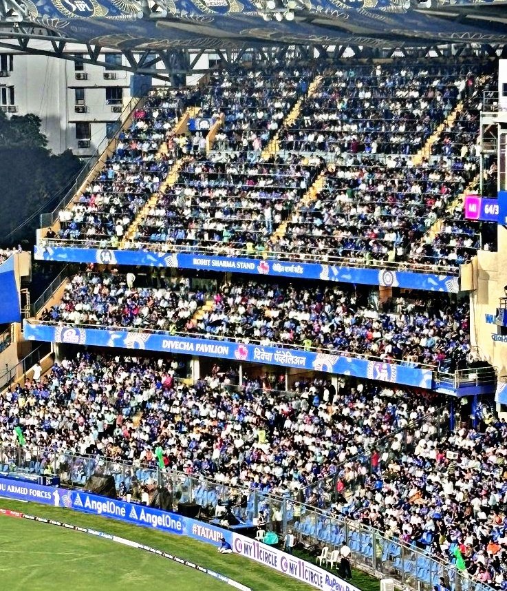 ImHydro45's tweet photo. Ravi Shastri said : A large number of people wearing white tonight to celebrate Rohit Sharma's test legacy. He was our best test batter in the last 5 years since he started opening.

The craze for Rohit Sharma is massive.🥶🔥 https://t.co/4FKi0X2pMa
