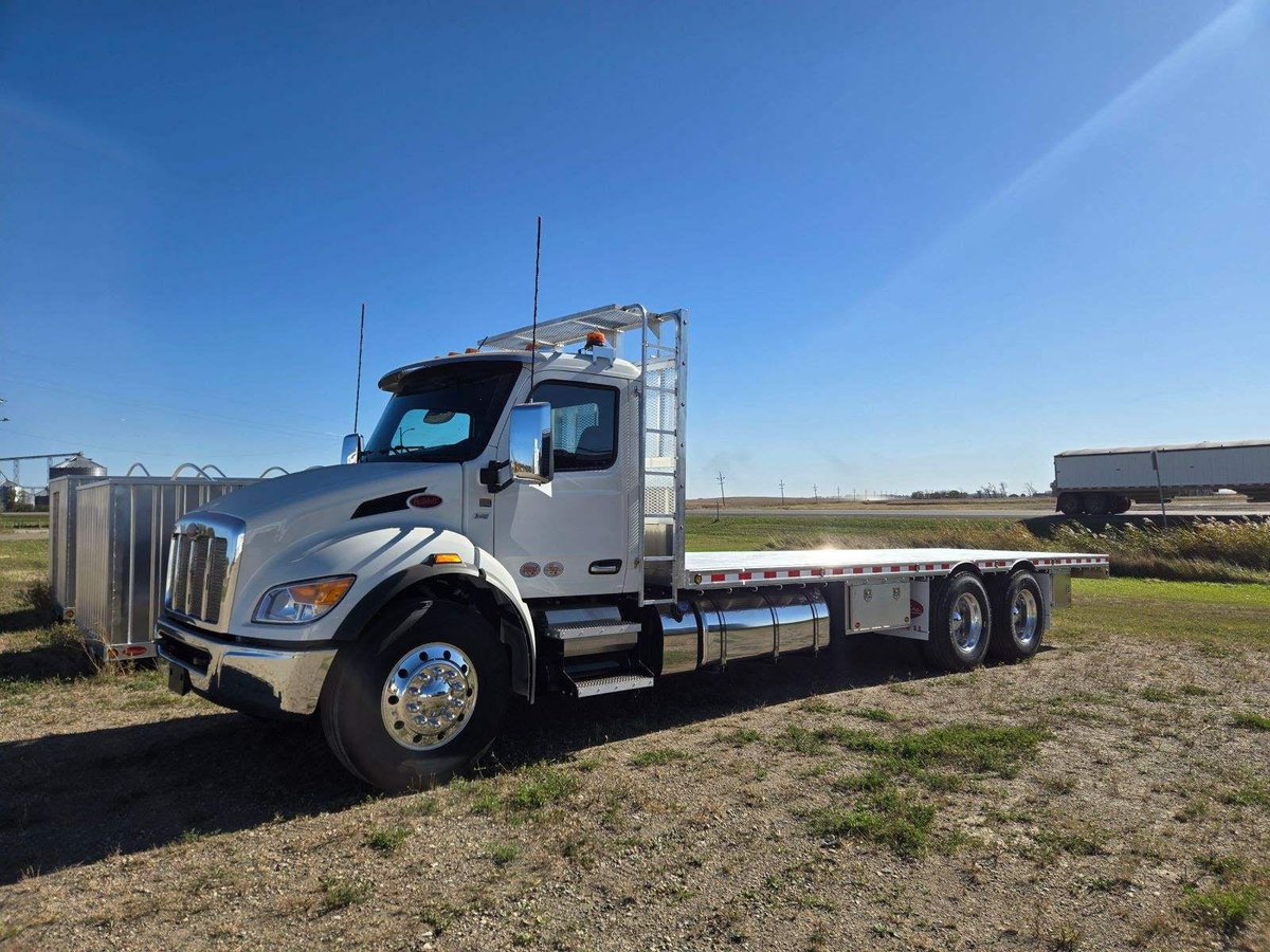 “Word on the street is you guys are the best.”
Heard that from a Michigan bee guy today — and we’re proud of it.
Flatbeds, grain boxes, gravel boxes — built right, built Reiten tough #WorkTruck #AgTwitter #Beekeeping #CustomFabrication #Flatbeds #GrainHauling #FarmLife #ReitenInc