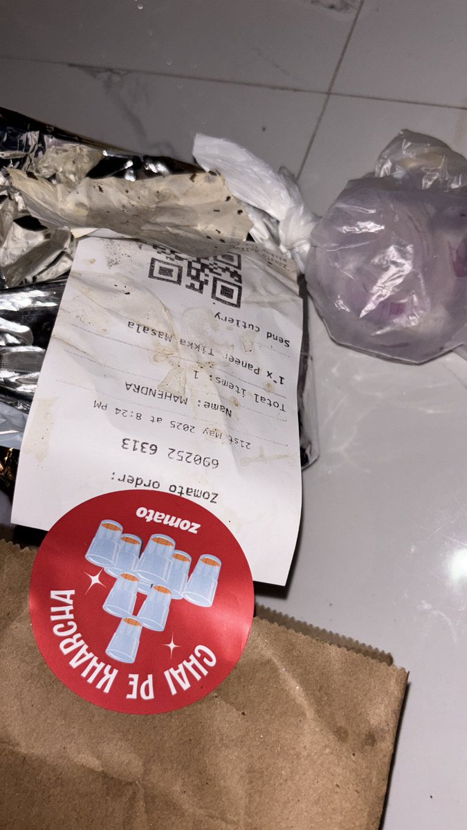 wevkook's tweet photo. @Swiggy @SwiggyCares  i have order something and they delivered something and now these swiggy guys are not taking responsibility for their actions, i was asking for my refund and they are asking to me write an email to them??? They should refund customers money then and there . https://t.co/EDtFbF9f1d