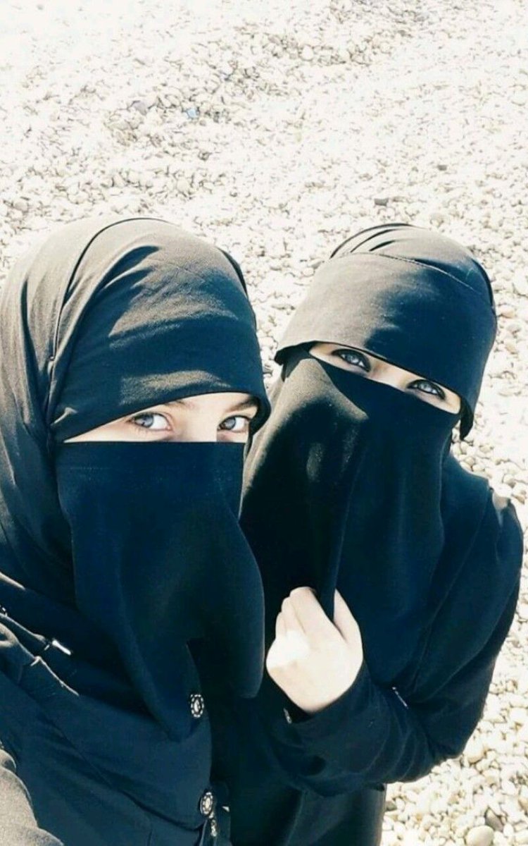 كلّما سألوني عنكِ وكيف اخترتك من بين الجميع لتكوني صديقتي المقربة، قلتُ لهم بكلّ ثقة إنك صديقة بنكهة أخت، ووجودك في حياتي سرٌ من أسرار السعادة