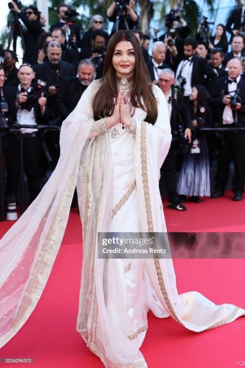 [NEW] #AishwaryaRaiBachchan dazzles in this red carpet look #Cannes2025 💫

#Cannes #CannesFilmFestival2025