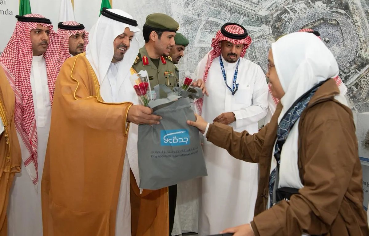 OKAZ_online's tweet photo. بتوجيه من خالد الفيصل..
نائب أمير مكة يتفقد مجمع صالات الحج والعمرة بمطار الملك عبدالعزيز الدولي 
@makkahregion 
#عكاظ 

للاطلاع على التفاصيل:👇👇 
https://t.co/iSIWNZrkYS https://t.co/R14ldfIUfh