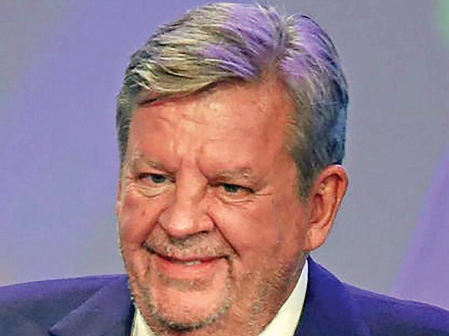 CitizenScoopX's tweet photo. Johan Rupert:
"...I sleep with my doors unlocked at night..."
- - - - - - - - - - - - - - - - - - - - - -

"The entire property has been designed with the highest levels of security in mind, with state-of-the-art surveillance systems and a security team on-site 24 hours a day. This ensures that the property remains safe and secure at all times."

https://t.co/MM6jMMyNKS