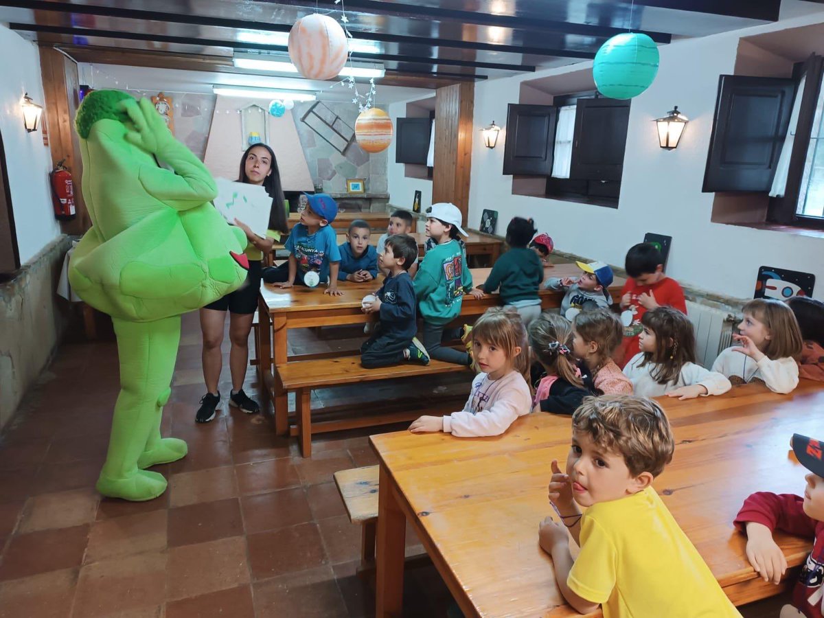 Els nens i nenes dels 🐧 i  els 🐟 hem gaudit d’uns dies de convivència.
Hem seguit aprenent coses sobre el projecte que estem treballant i ha estat magnífic ser per un dia petits i petites astronautes. 
🧑🏾‍🚀🧑🏼‍🚀👨‍🚀🚀🌚⭐️☄️🪐🔭🌔
#ERinfantil