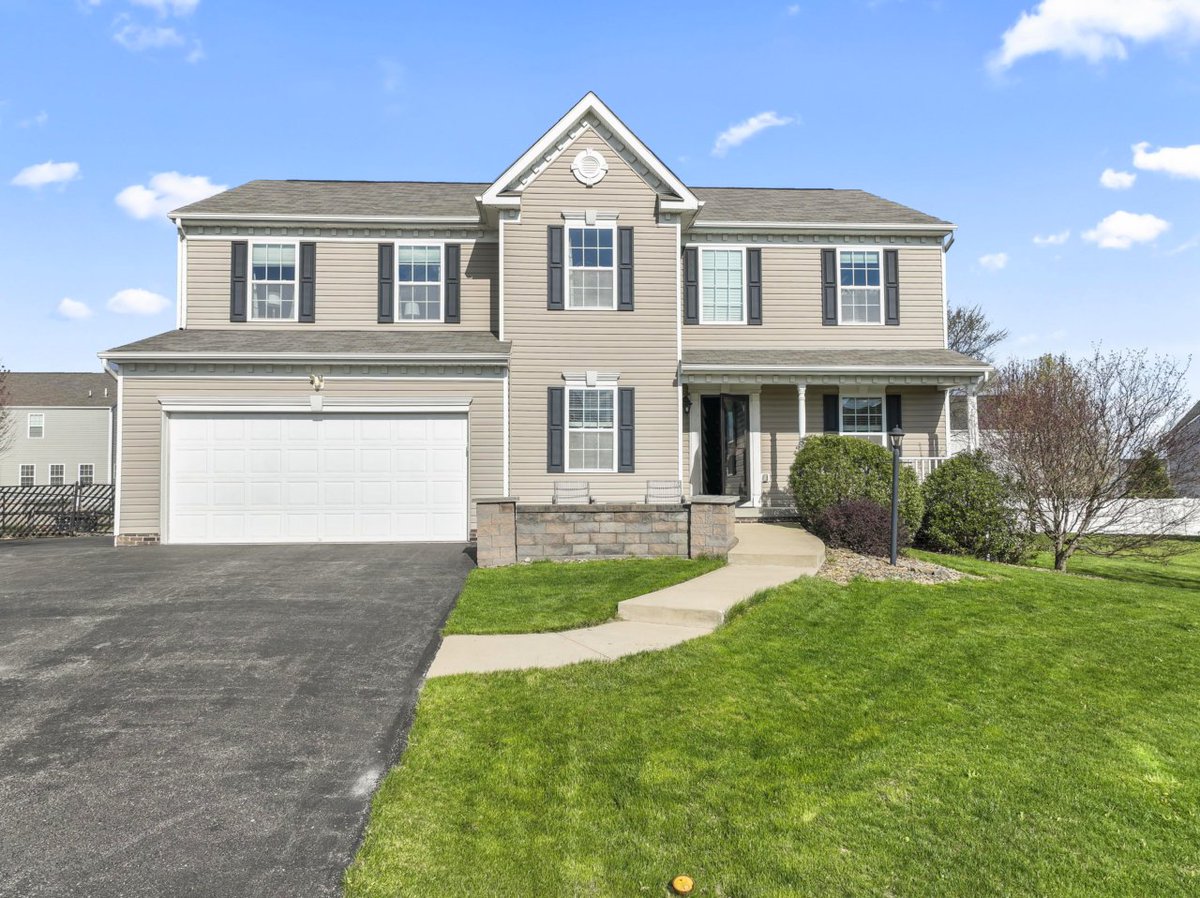 hommati227's tweet photo. 🏡✨ Nestled in Aspen Fields, this stunning 4-bedroom, 3.5-bathroom home is located at the end of a quiet cul-de-sac, bordering community greenspace and walking trails. The grand two-story foyer leads you into the kitchen with beautiful granite... https://t.co/w34QPYSzGk

Listed https://t.co/IY1sPCXezI