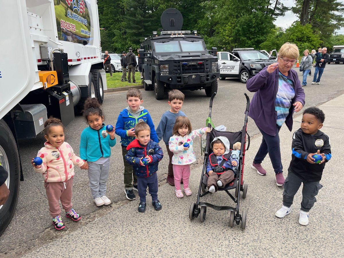 AAWLLC's tweet photo. We had a great time at Manchester Public Works Day and loved showing off one of our brand new trucks to the amazing residents of Manchester!

May 18–24 is National Public Works Week, celebrating its 65th anniversary this year! https://t.co/dpeMoxezPW