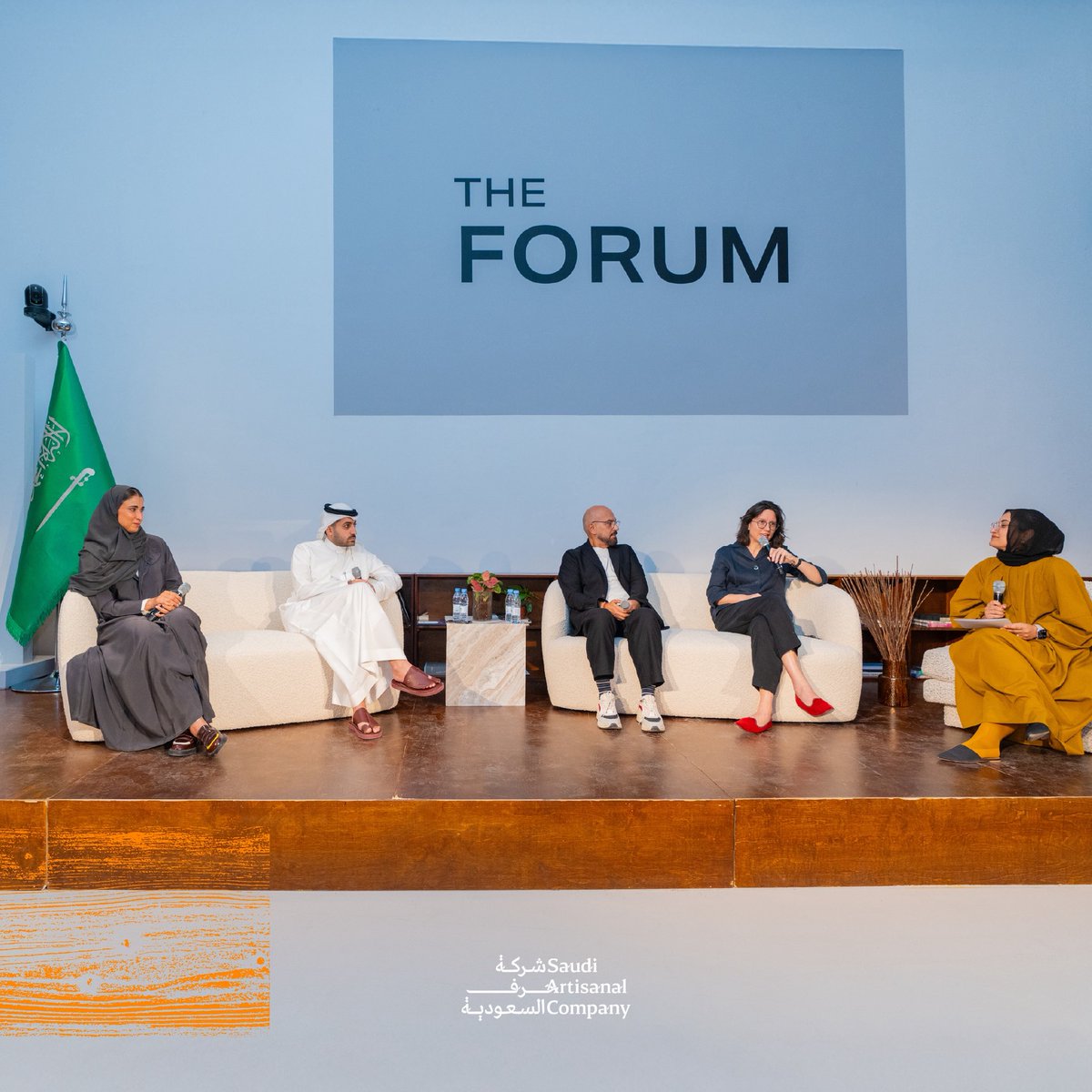 شاركت د. رحاب أبوراس مديرة إدارة التصميم في جلسة حوارية بعنوان "بناء مجتمع إبداعي في سوق يتطور بسرعة" ضمن فعاليات داون تاون ديزاين الرياض، وتحدثت فيها عن دور الحرف اليدوية السعودية في إثراء التصميم المحلي وربط الإبداع بالهوية الثقافية.

#شركة_حرف_السعودية
#عام_الحرف_اليدوية_2025