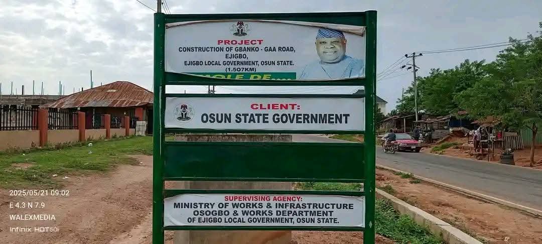 ShakirulliA's tweet photo. Project Update!

Ongoing Asphalt laying of 1.5 KM GBANKO- GAA Road in Ejigbo LG, under the performing Governor Ademola Adeleke of Osun State.

#ImoleIsWorking #ImoleImpactfulGovernance #ImoleTill2030 ✅ https://t.co/MaRH7aiWIr