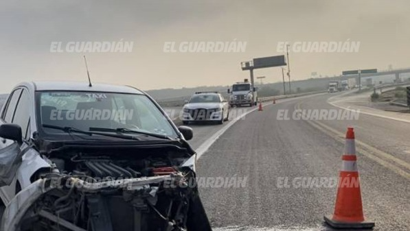 vanguardiamx's tweet photo. Choque en el #Norponiente: taxista da vuelta prohibida y lo embiste tráiler. 👉 https://t.co/PrurqvKOKR https://t.co/weRO0nz1ZE