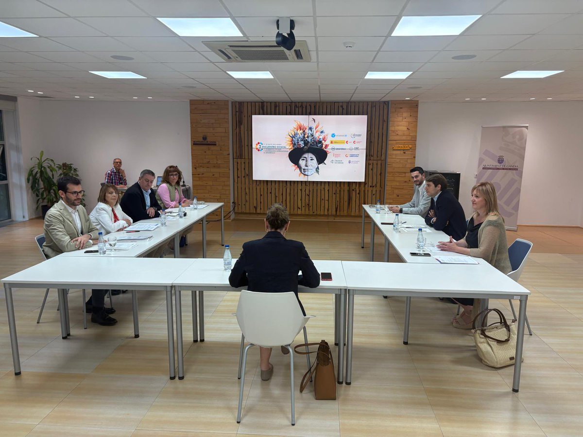 fonsvalencia's tweet photo. ☕️💬Desdejuni informatiu al @levante_emv per a parlar del III Encontre de Governs Locals i Cooperació Internacional al Desenvolupament -el qual se celebrarà el 27 i 28 de maig a Gandia- i de la importància de la cooperació internacional exercida des del municipalisme

👥Amb @AnguloXelo, presidenta del @fonsvalencia i tinenta d’alcalde de @Xativa; @jordicuadras, president de la @CONFOCOS i del @FonsCatala i regidor de @ajigualada; @PedroCarceller, director general d’Inclusió i Cooperació al Desenvolupament de la @GVAIgualtat de la @generalitat; @FerranHistory, secretari del Fons Valencià i regidor de @AjuntPedreguer; @liduvinagil1, vocal de la Junta Executiva del Fons Valencià i tinenta d’alcalde de @aj_gandia; @argargil, tinent d’alcaldessa de @Aj_Torrent; i @LourdesMourelo, coordinadora tècnica de la @CONFOCOS

🗣️Presentació i moderació per part de la periodista @Silvia_TomSan