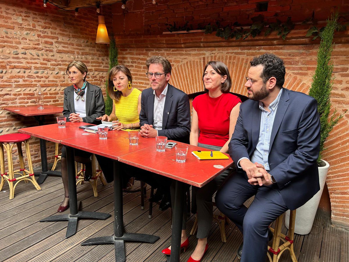 Carole Delga (@caroledelga) on Twitter photo Avec <a href="/Changer_PS/">Changer pour gagner 🌹</a> et <a href="/NicolasMayerNMR/">Nicolas Mayer-Rossignol</a>, nous voulons un Grand Parti Socialiste.
Un parti créateur d’idées et de fraternité.
Un parti ferme sur ses valeurs, qui travaille, qui propose et qui change la vie.
Un parti qui écoute ses militants.
Nous voulons changer, pour gagner ! Avec <a href="/Changer_PS/">Changer pour gagner 🌹</a> et <a href="/NicolasMayerNMR/">Nicolas Mayer-Rossignol</a>, nous voulons un Grand Parti Socialiste.
Un parti créateur d’idées et de fraternité.
Un parti ferme sur ses valeurs, qui travaille, qui propose et qui change la vie.
Un parti qui écoute ses militants.
Nous voulons changer, pour gagner !