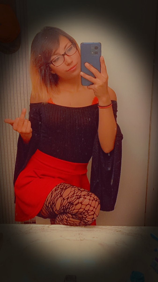 tiny_sabrinaw's tweet photo. Happy Hump Day 🐪🖤

#contentcreator #humpdayfeels #mirrorselfie #glasses #cute https://t.co/0HZCZ0DbWa