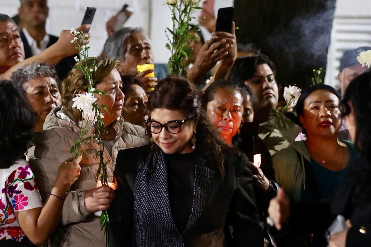 ¿Por qué alguien que asiste a un funeral, se ve tan feliz? <a href="/ClaraBrugadaM/">Clara Brugada Molina</a>