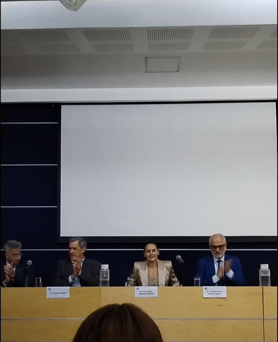 "La prevención, la detección y la erradicación de estas plagas son prioridades que exigen colaboración internacional y atención multidisciplinaria", Dra. <a href="/anacsepulveda_v/">Ana Carolina Sepúlveda</a> en el simposio “Desafíos y Estrategias en la Prevención del Dengue y Zoonosis Emergentes en México”. #FacMed