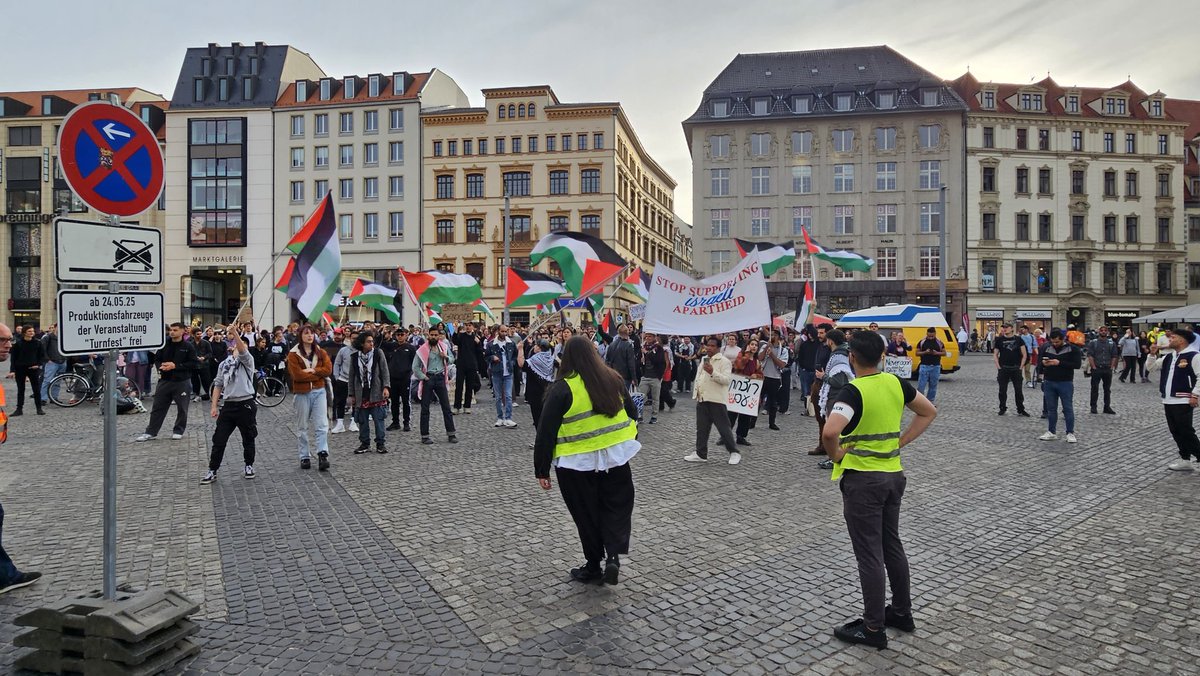 "Deutsche Medien lügen, lasst Euch nicht betrügen" und "Yalla Intifada", schallt es über den Markt. Demo der extremist. Gruppe Handala und von "Jüdisch-Israelischer Dissenz" (JID) gegen die Teilnahme der israelischen Ministerin Regev am Intern. Transport Forum in #Leipzig #Israel