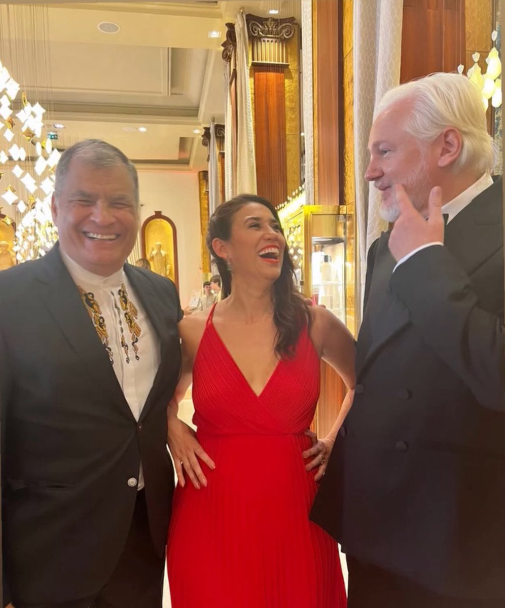 Mil y Una Historias (@milunahistorias) on Twitter photo Cautivados por la sensibilidad y la mirada fílmica de Alejandra Cardona <a href="/die_klappe/">El lente de Aleja 🎥</a> en #CannesFilmFestival. A punto de comenzar la proyección de “The Six Billion Dollar Man” dirigida por <a href="/EugeneJarecki/">Eugene Jarecki</a> y coproducida por <a href="/JuanLPassarelli/">Juan Passarelli</a>. Con <a href="/JulianAssange_/">Julian Assange</a> y <a href="/MashiRafael/">Rafael Correa</a>. Cautivados por la sensibilidad y la mirada fílmica de Alejandra Cardona <a href="/die_klappe/">El lente de Aleja 🎥</a> en #CannesFilmFestival. A punto de comenzar la proyección de “The Six Billion Dollar Man” dirigida por <a href="/EugeneJarecki/">Eugene Jarecki</a> y coproducida por <a href="/JuanLPassarelli/">Juan Passarelli</a>. Con <a href="/JulianAssange_/">Julian Assange</a> y <a href="/MashiRafael/">Rafael Correa</a>.