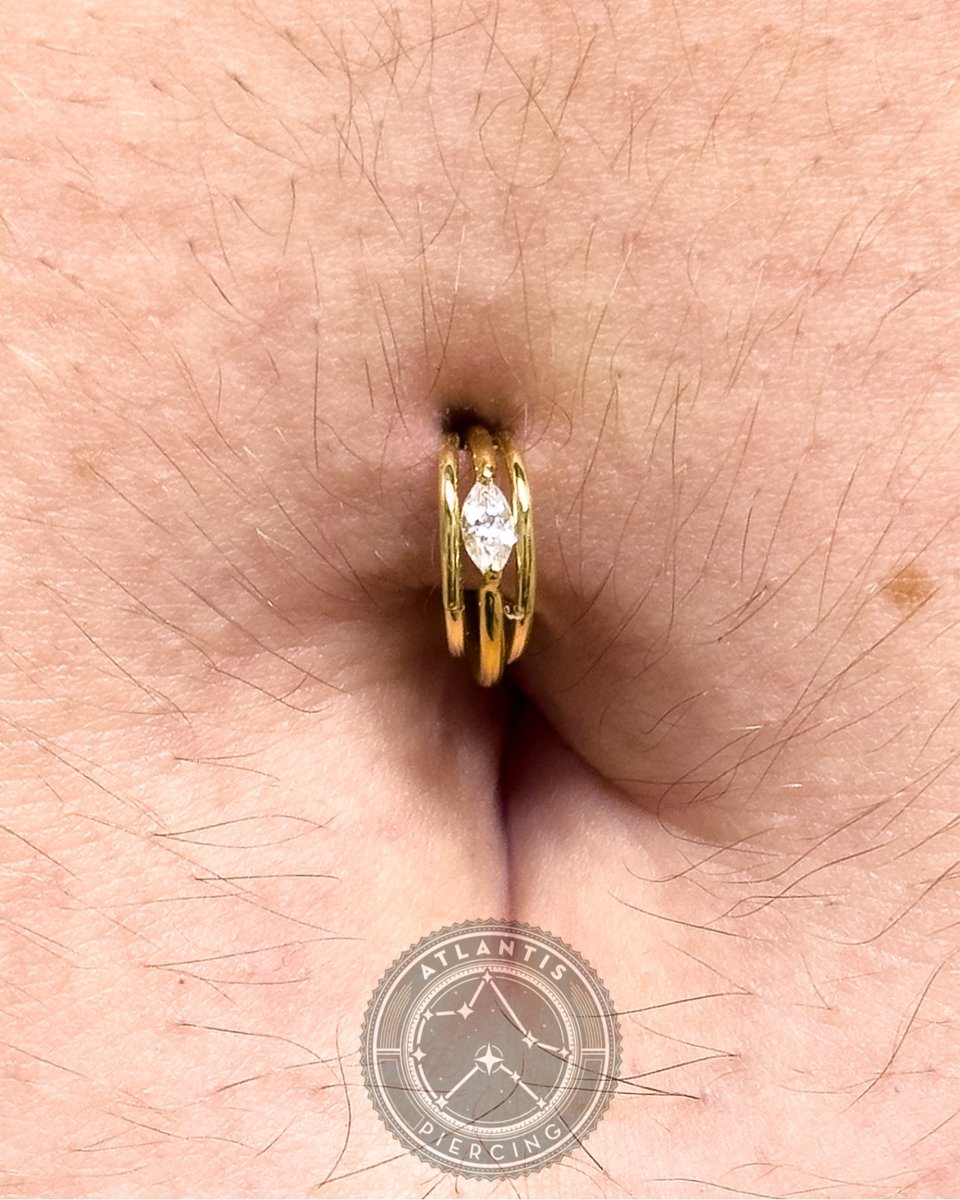 AtlantisLyon's tweet photo. À peine revenu du séminaire de perceurs de la frappe où il représentait NeoMetal, David vous offre des compositions sur mesure originales pour vos piercings. 
Comme le nombril d'Aurélie, percé par David et parfaitement cicatrisé, sublimé par ce "stack" d'anneaux des plus élégants https://t.co/DB4mVISwff