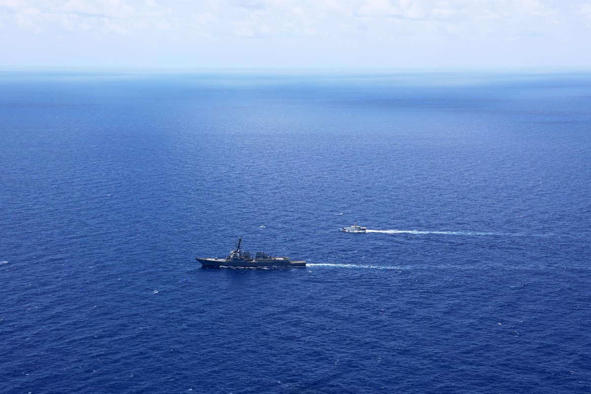 USNavy's tweet image. 🔱 Teamwork at sea.
USS Gravely (DDG 107) and @USCG Cutter Isaac Mayo team up in the Straits of Florida to defend the homeland and disrupt illicit maritime activity. 
#USNavy #USCoastGuard #MaritimeSecurity #HomelandDefense #IntegratedOps