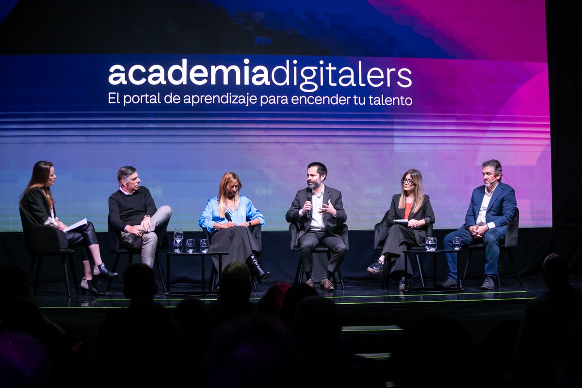 Diego_Fantini's tweet photo. Nace ACADEMIA DIGITALERS, la nueva plataforma regional de formación gratuita de #Telecom para el impulsar el talento digital en colaboración con sus socios tecnológicos globales: AWS, Google Cloud, Huawei, Microsoft y Salesforce. 🫱🏻‍🫲🏻
Una cuidada selección de los cursos más demandados del mundo digital: http://www.academiadigitalers.telecom/ 👀
