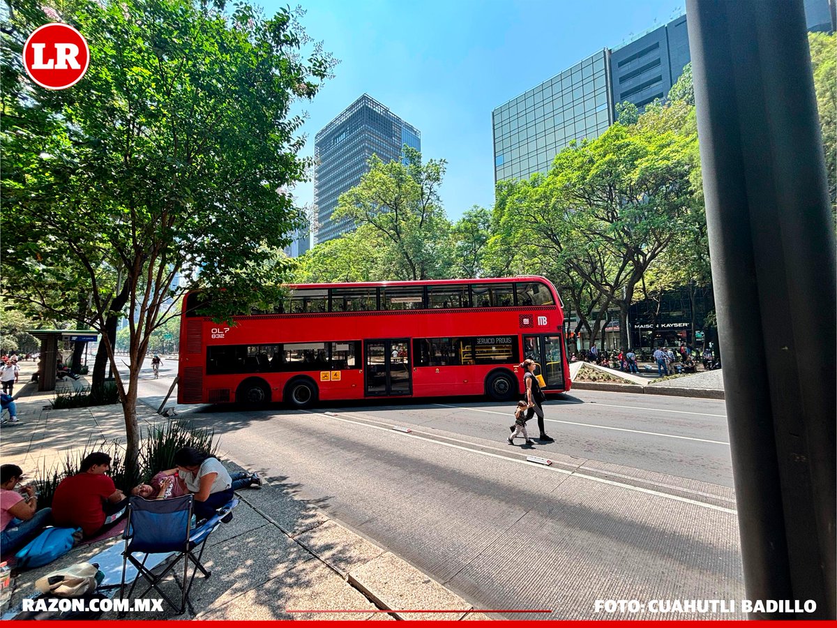 LaRazon_mx's tweet photo. #FOTOS | Cerrada la circulación de Paseo de la Reforma a la altura de la Glorieta de la Diana y del Ángel de la Independencia, hay unidades del Metrobús atravesadas en carriles centrales para evitar el tránsito vehicular

📸Cuahutli Badillo / @LaRazon_mx https://t.co/YHQumeF2Am