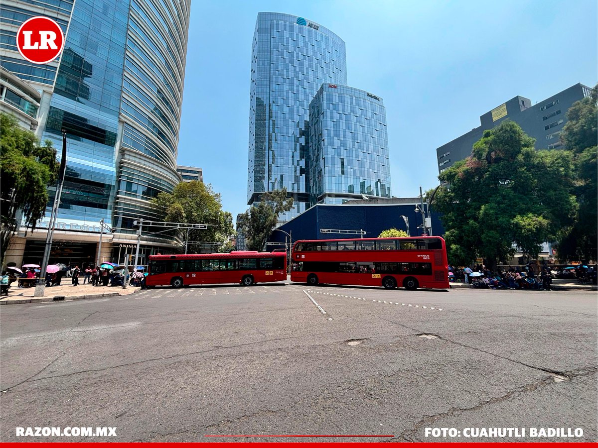 LaRazon_mx's tweet photo. #FOTOS | Cerrada la circulación de Paseo de la Reforma a la altura de la Glorieta de la Diana y del Ángel de la Independencia, hay unidades del Metrobús atravesadas en carriles centrales para evitar el tránsito vehicular

📸Cuahutli Badillo / @LaRazon_mx https://t.co/YHQumeF2Am