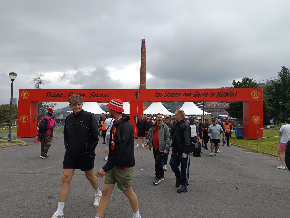 uxuaola's tweet photo. Galdera tonto bat etorri zait burura. Fan zone hauetako txosnetan Tiket Bai ala Tiket Ez? https://t.co/Kk5cx5KVLk