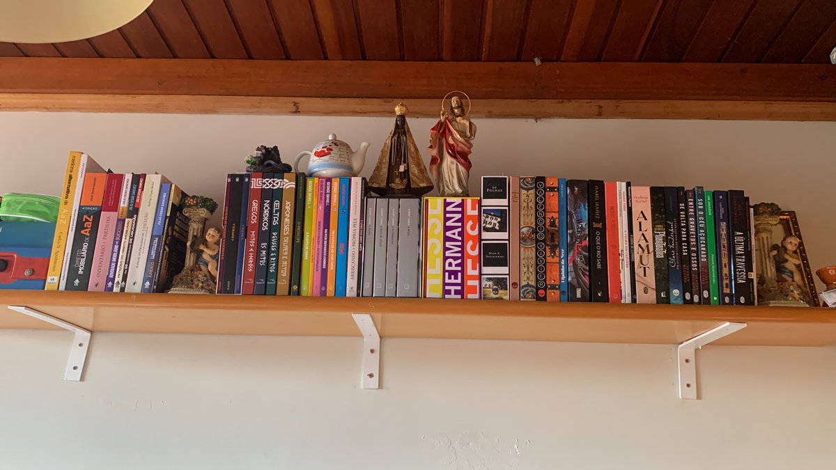 E não cabe mais nada kkkkk bora procurar outra prateleira para comprar