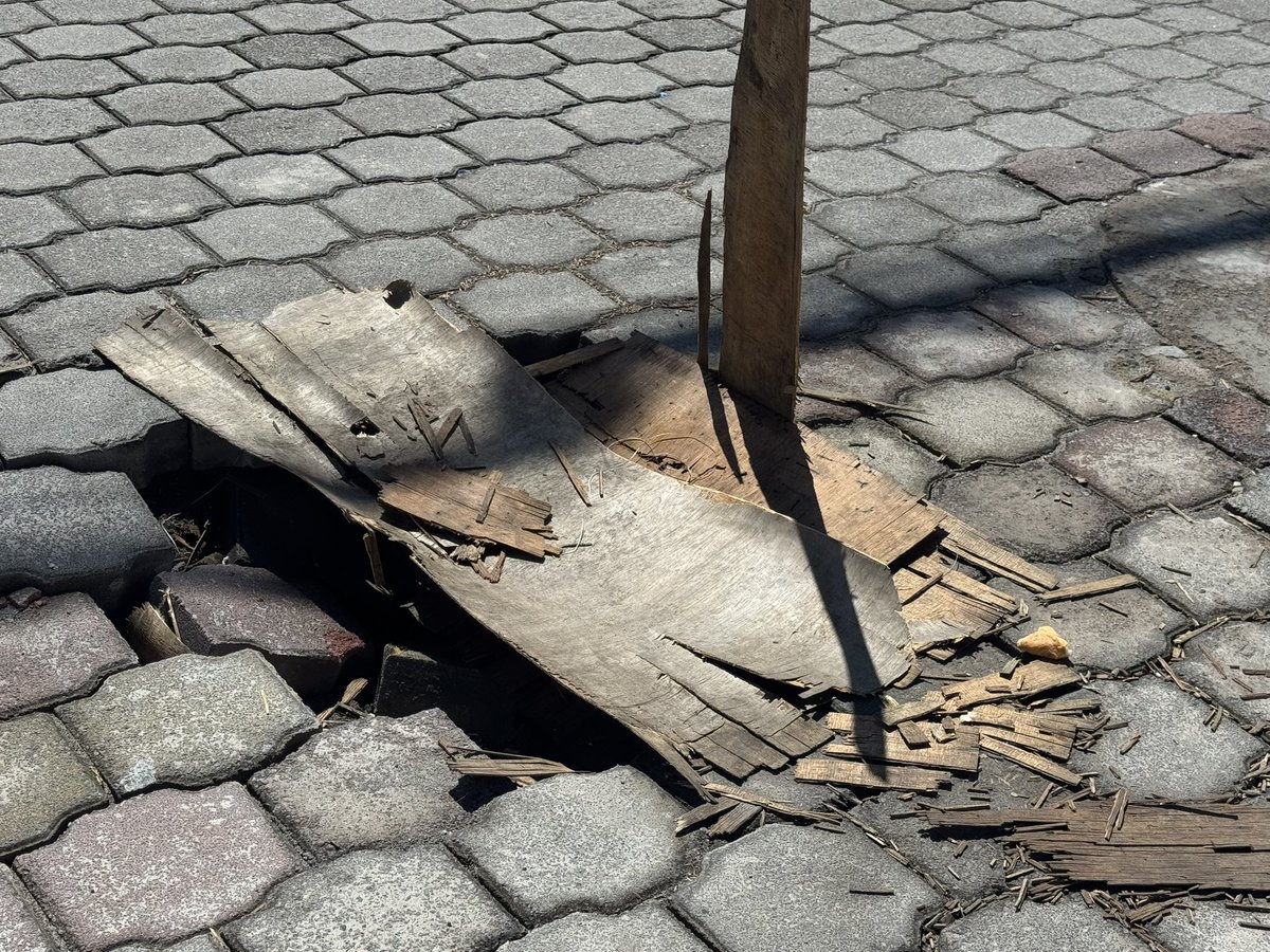 constante_anita's tweet photo. @MunicipioQuito Buenas tardes, necesitamos su ayuda en el sector de llano grande-4 esquinas Calle Astudillo,  el estado de la calle es deplorable, no permite el paso de los autos, cada día aparece un nuevo agujero. PORFAVOR NECESITAMOS INTERVENCION. https://t.co/wmLExBMlJx