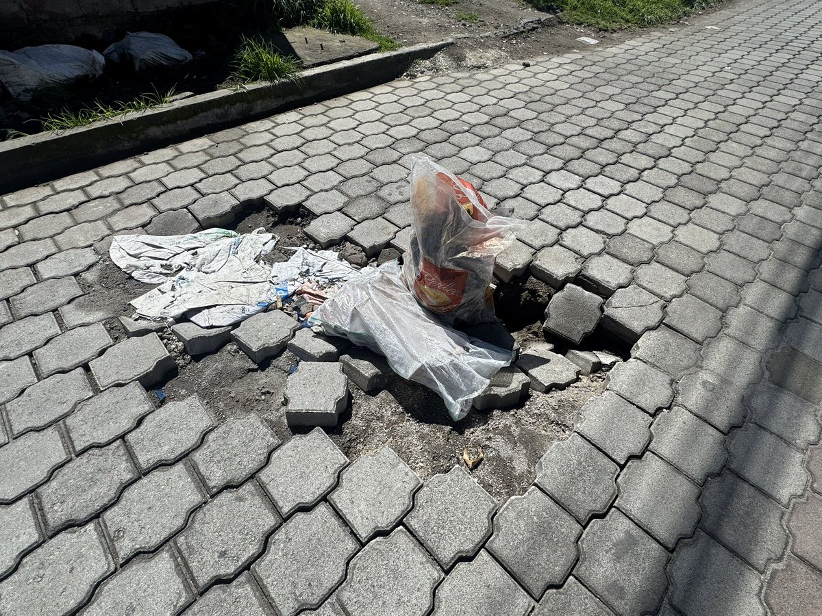 constante_anita's tweet photo. @MunicipioQuito Buenas tardes, necesitamos su ayuda en el sector de llano grande-4 esquinas Calle Astudillo,  el estado de la calle es deplorable, no permite el paso de los autos, cada día aparece un nuevo agujero. PORFAVOR NECESITAMOS INTERVENCION. https://t.co/wmLExBMlJx