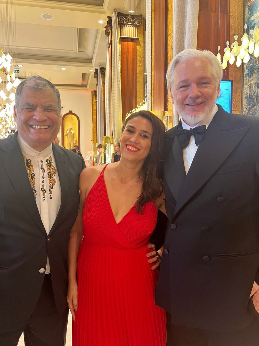 KleinerZambrano's tweet photo. Los trolls fracasados de twitter: "Correa es un prófugo de la justicia y está escondido en un ático😭😭😭"

Mientras tanto Correa en el festival de Cannes: https://t.co/qiw3jK2cDL