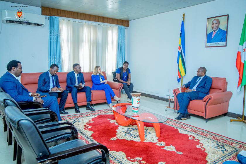 Ce 21 mai 2025, Monsieur Ferdinand BASHIKAKO, Secrétaire Permanent au Ministère des Affaires Étrangères et de la Coopération au Développement, a accordé une audience à Son Excellence Madame Einat WEISS, Ambassadrice de l’État d’Israël accréditée au Burundi, dans le cadre d’une