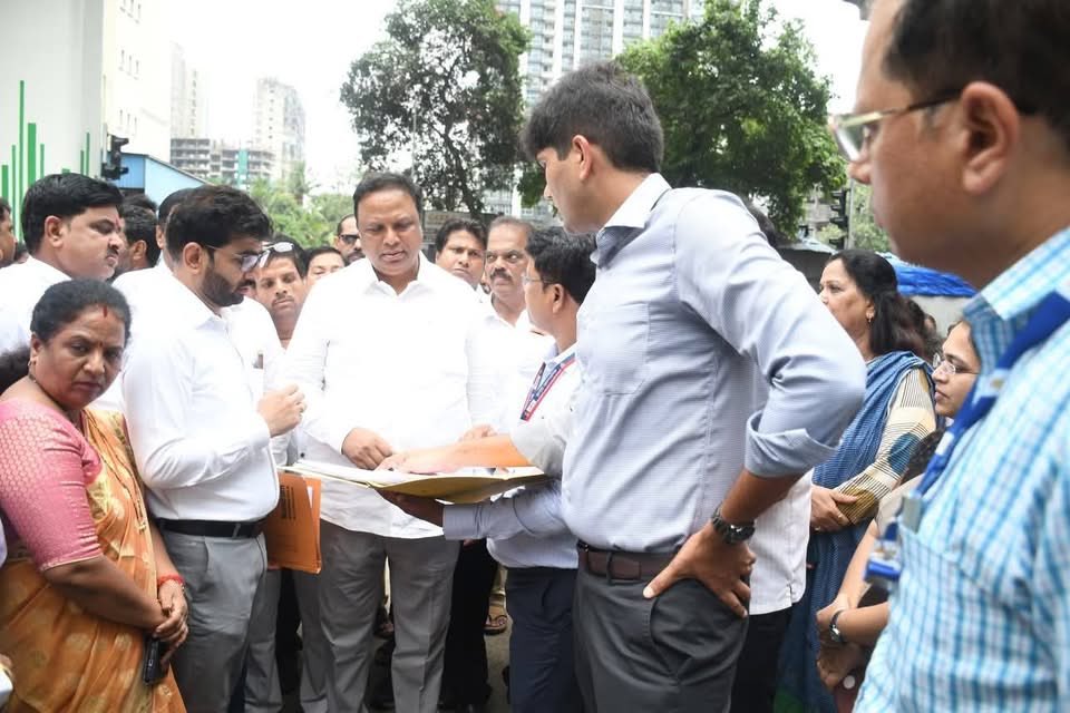 आशिष शेलार यांचा पूर्व उपनगरातील रस्ते कामाचा पाहणी दौरा  
ह्याला म्हणतात 'आयत्यार कोयता '