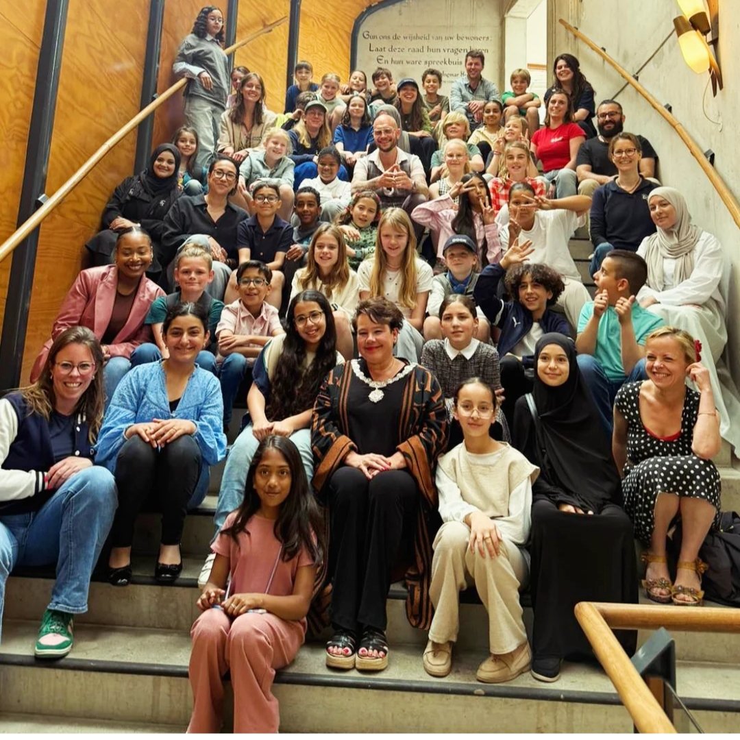 Hoogtepunt van het jaar, kinderwijkraadsleden en sociaal makelaard jeugd, de stedelijke kinderraad. Raadsvergadering met burgemeester Sharon Dijksma, wethouder @wethouderdennis en de raadsleden. @raadutrecht. Trots! @stichtingvreedzaam #burgerschap #school&amp;buurt #DOCK