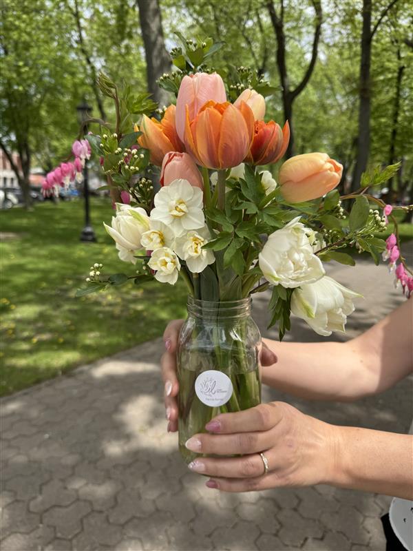 Quelle belle surprise! Isabelle Leclerc, de l'entreprise Il était un jardin à Saint-Louis, est passée nous offrir ses fleurs. Grâce à la Bourse du député: relève agricole 2024, elle a pu faire grandir son entreprise. Merci Isabelle de faire fleurir notre région!
