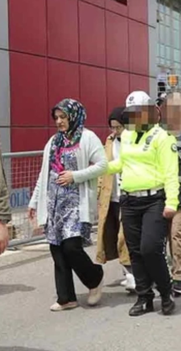 Kitmirin_biri1's tweet photo. ṢU TAG'A BİR EL ATSAK GÜZEL İNSANLAR

9Mayısʼta Gaziantep'te tutuklanan Hatice Doğruʼnun annesi: 

Kızım 4Aylık hamile.Düşük riski var. Kalp ritmi bozuk.Bundan 7Ay önce düşük yaptık.Bir kadın 4-5 gündür hapiste tutulur mu?
Vicdan,merhamet yok mu sizde?

HamileTutuklu HaticeDoğru https://t.co/mVqCN6ObQX