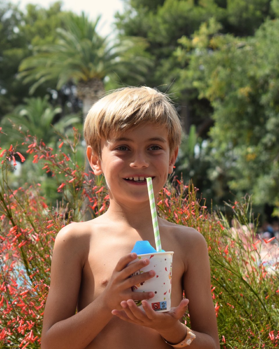 No hay nada como refrescarse en el camping 😋 Tú qué prefieres, un buen helado o un granizado bien frío ? 🍨🧊

#CampingPlayaMontroig #campinglife #helado #granizado #calor